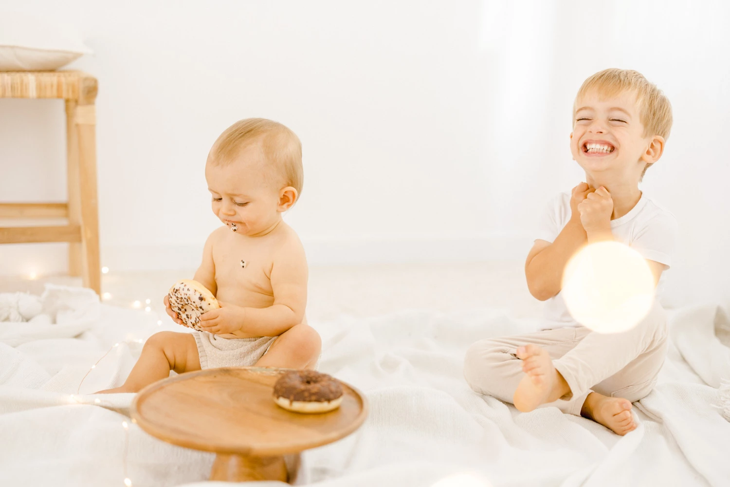 enfant jouer beige gris marron